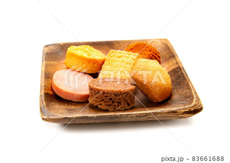 皿に盛ったクッキー 皿に盛ったクッキー 83661688