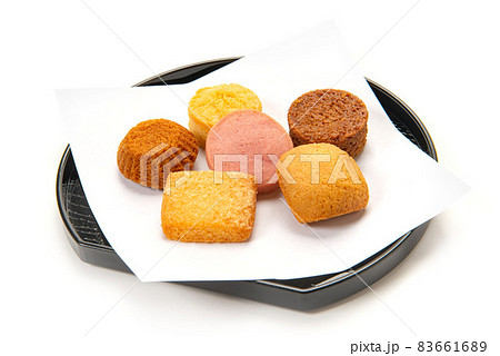 　皿に盛ったクッキー 83661689