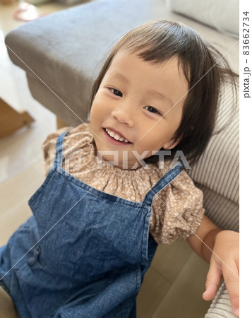 ソファーにもたれる女の子 83662734
