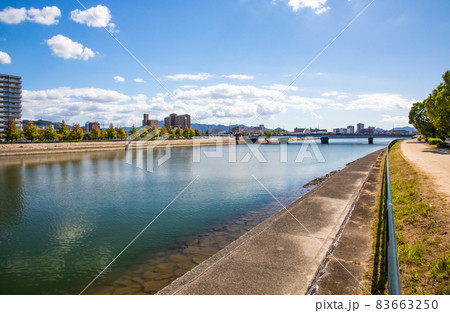 元安川に架かる南大橋西詰から河口方面の千田町、情報プラザ、南千田大橋が見えます。河口風景をどうぞ。 83663250