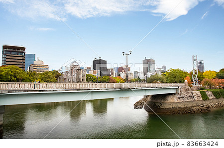 平和記念公園の遠景風景です。秋を感じ始めた休日風景です。 83663424