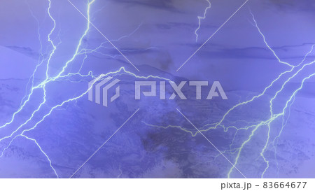 地上に降り立つ雷走る 83664677