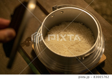 飯盒で炊いたご飯 83665762