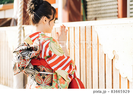 初詣をする女性 初詣をする女性 83665929