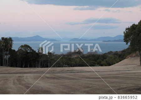 海の見える冬の夕暮れゴルフコース 83665952