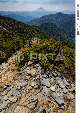 初夏の甲武信岳山頂から見る富士山 83666140