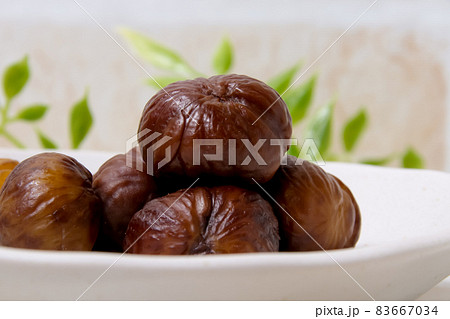 栗、甘栗、木の実、実、茶色、マロン、食べ物、剥き栗、剥いた栗、秋 83667034