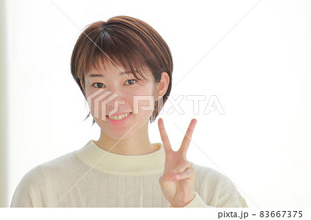 2つ目のポイントのポーズの女性 2つ目のポイントのポーズの女性 83667375