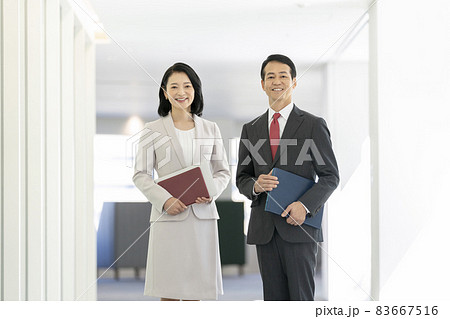 ミドルのビジネスパーソン　男女　ポートレート　撮影協力「LINK FOREST」 83667516