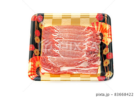 パック入り豚ロース肉、甲州富士桜ポーク薄切り肉【白背景】 83668422