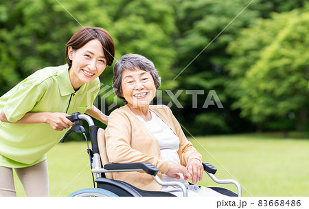 車椅子の高齢者とミドルの介護士 83668486
