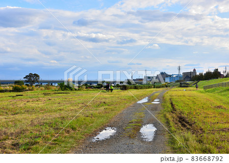 平塚相模川河川敷の公園の景色 83668792
