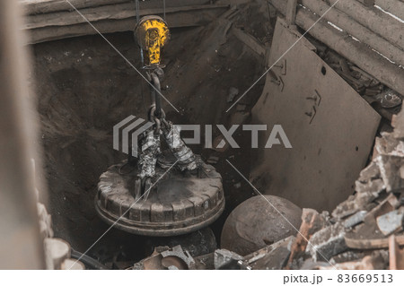 Magnetic scrap crane recycles and unloads junk and old metal in a landfill 83669513