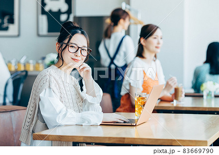 カフェで仕事をする若い女性 83669790