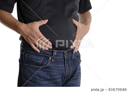 コロナ太りを気にする男性 コロナ太りを気にする男性 83670686