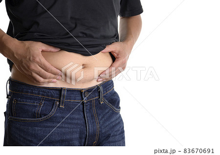 コロナ太りを気にする男性 コロナ太りを気にする男性 83670691
