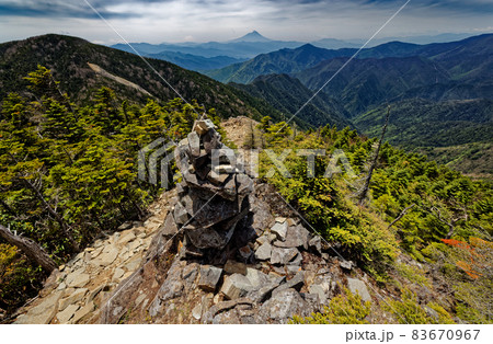 奥秩父・甲武信岳山頂から見る木賊山と富士山 奥秩父・甲武信岳山頂から見る木賊山と富士山 83670967