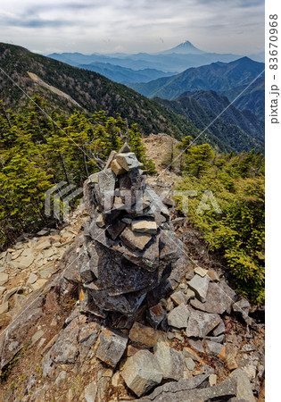 奥秩父・甲武信岳山頂から見る木賊山と富士山 83670968