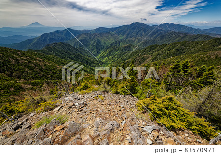 奥秩父・甲武信岳山頂から見る奥秩父主稜線と富士山 83670971
