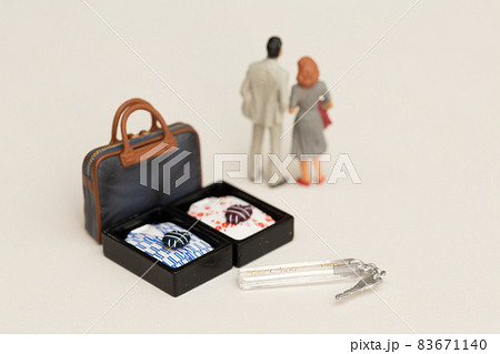 ホテルのルームキーとカップル デート 恋愛 不倫のイメージ 83671140