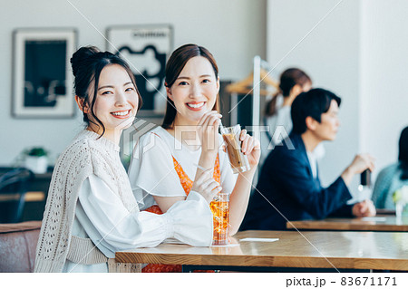 カフェでくつろぐ若い女性 83671171