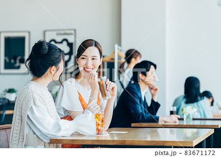 カフェでくつろぐ若い女性 カフェでくつろぐ若い女性 83671172