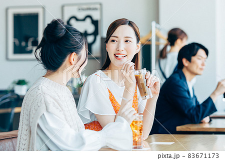 カフェでくつろぐ若い女性 83671173