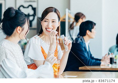 カフェでくつろぐ若い女性 カフェでくつろぐ若い女性 83671174