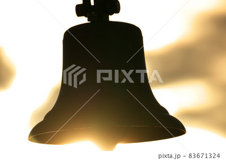 夕日に照らされた鐘 夕日に照らされた鐘 83671324