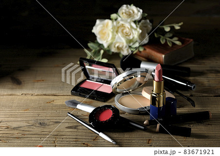 チークと口紅とアイカラーとファンデーションとブラシ。聖書とブーケで結婚イメージ 83671921