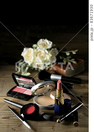 チークと口紅とアイカラーとファンデーションとブラシ。聖書とブーケで結婚イメージ 83671930