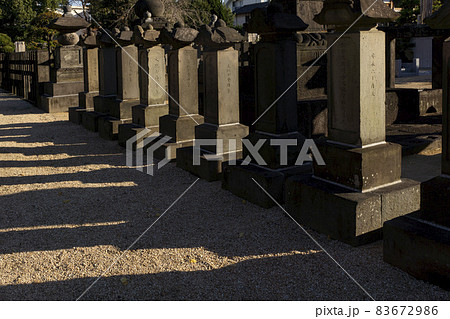 四角柱の無縫塔の列 83672986