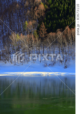 飛騨高山・高根乗鞍湖の冬景色 83673110