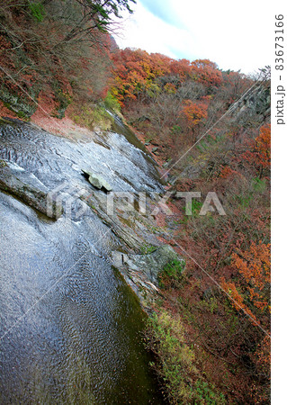 【群馬】秋の吹割渓谷　橋から見下ろす清流と紅葉 83673166