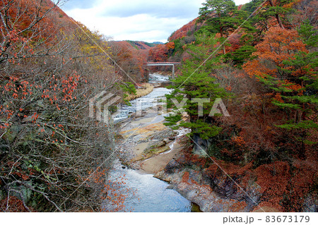 【群馬】秋の吹割渓谷　橋から見下ろす清流と紅葉 83673179