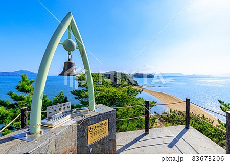 エンジェルロード（干潮時）とモニュメント　香川県小豆島 83673206