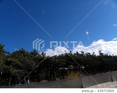 稲毛海岸での青空と白い雲 稲毛海岸での青空と白い雲 83673869