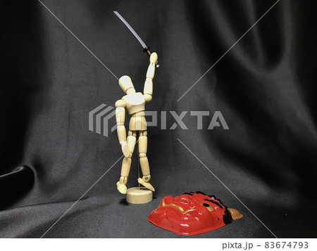 鬼を滅する闘いに勝ち、刀を掲げる木製の人形。勝利、戦士、侍、勇者のイメージ。 83674793