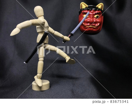 鬼を滅する闘いに勝ち、鬼にとどめを刺す木製の人形。勝利、戦士、侍、勇者のイメージ。 83675341