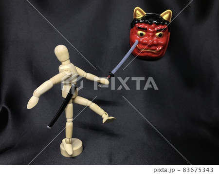 鬼を滅する闘いに勝ち、鬼にとどめを刺す木製の人形。勝利、戦士、侍、勇者のイメージ。 鬼を滅する闘いに勝ち、鬼にとどめを刺す木製の人形。勝利、戦士、侍、勇者のイメージ。 83675343