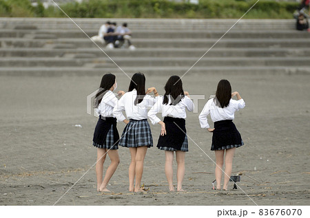 浜辺の女子高生 83676070
