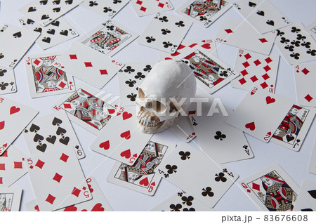 Human skull and deck of cards Human skull and deck of cards 83676608