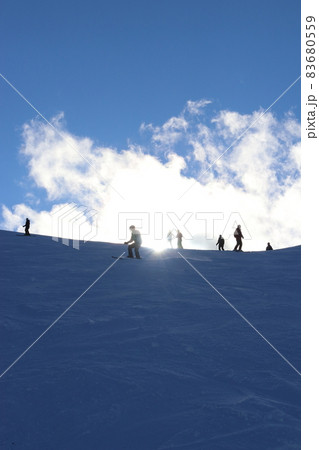 スキー ボーダー スキーヤー シルエット 雪けむり ゲレンデ 太陽 スキー場 冬 菅平 雪国 青空 スキー ボーダー スキーヤー シルエット 雪けむり ゲレンデ 太陽 スキー場 冬 菅平 雪国 青空 83680559