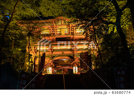 ライトアップされた水澤観音の仁王門 83680774