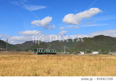 加古川線　黒田庄駅付近を走る125系電車 83681506