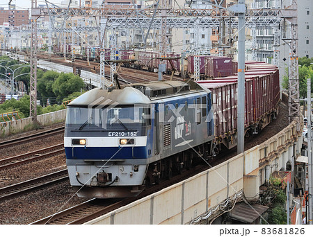 元町駅付近を走るEF210牽引貨物列車 83681826