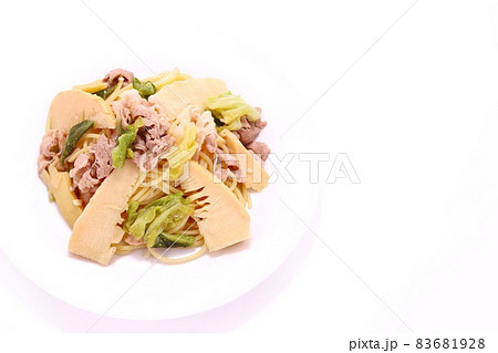 タケノコと春キャベツのパスタ 明るい背景 タケノコと春キャベツのパスタ 明るい背景 83681928