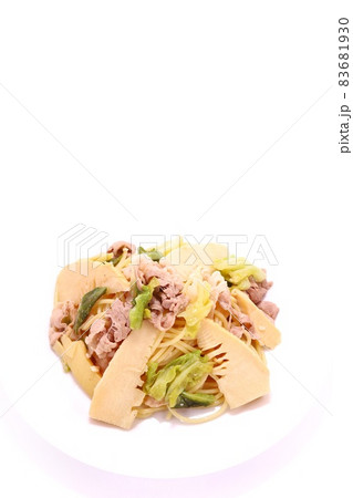 タケノコと春キャベツのパスタ 明るい背景 タケノコと春キャベツのパスタ 明るい背景 83681930
