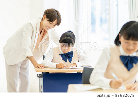 授業 学校 先生 女子中学生  撮影協力：中央工学校附属日本語学校 83682078