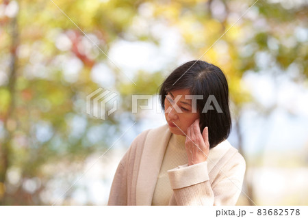 秋の公園で寂し気な中年女性 秋の公園で寂し気な中年女性 83682578